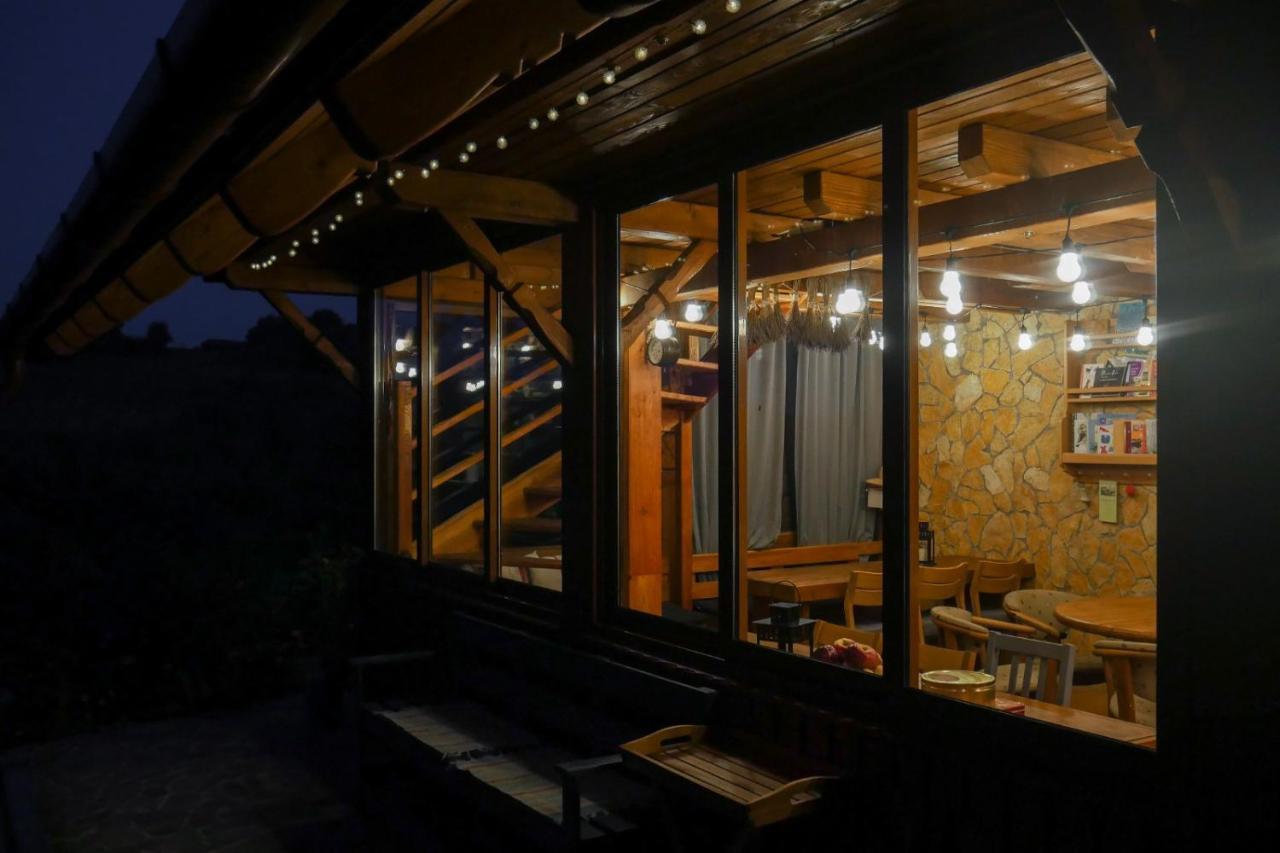 Bed and Breakfast Rose Hip Hill Farm Valea Tirnei Exterior foto